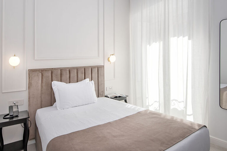 camera con letto alla francese hotel odeon