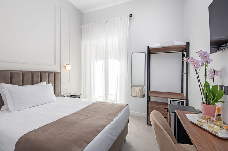 camera con letto alla francese hotel odeon
